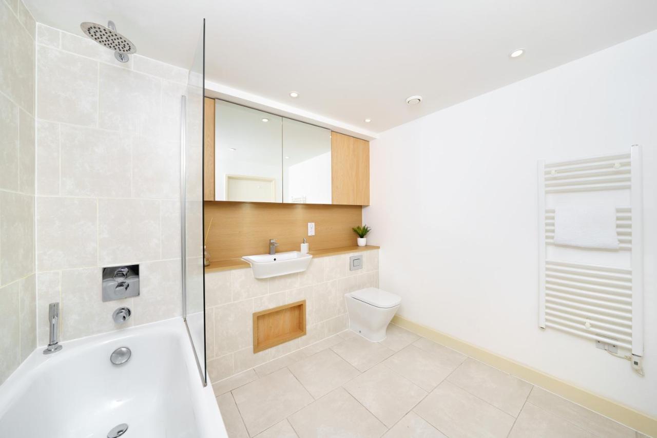 Stylish Fully-equipped One Bedroom With Extra Sofa Bed, Free Secure Parking, Onsite Gym, 24hr Security & Concierge Apartamento