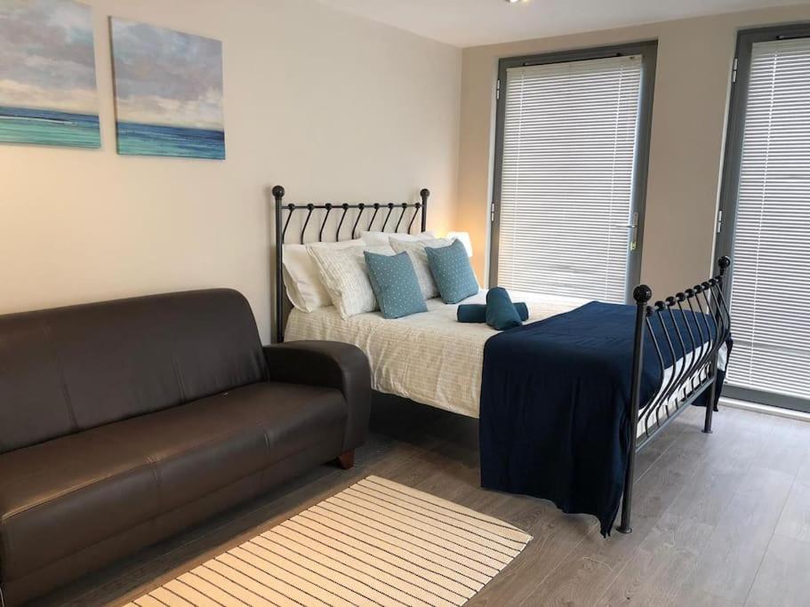 Opposite Shoreditch Park * London