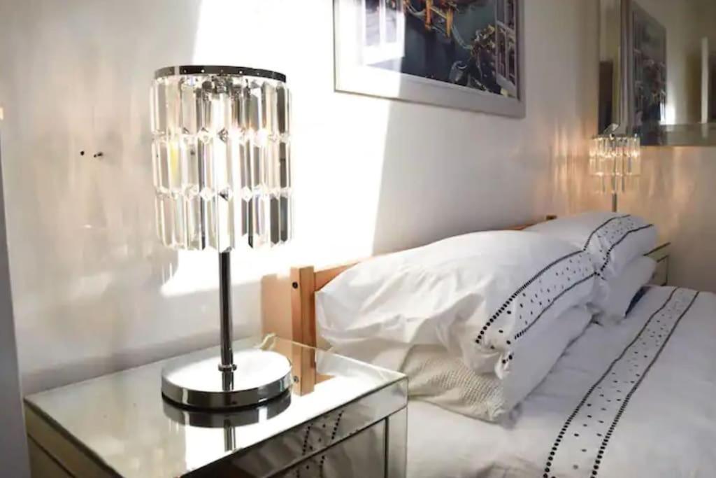 Spacious 1 Bedroom W/ Outdoor Terrace * London