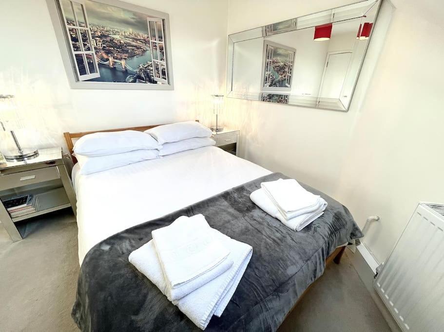 Spacious 1 Bedroom W/ Outdoor Terrace * London