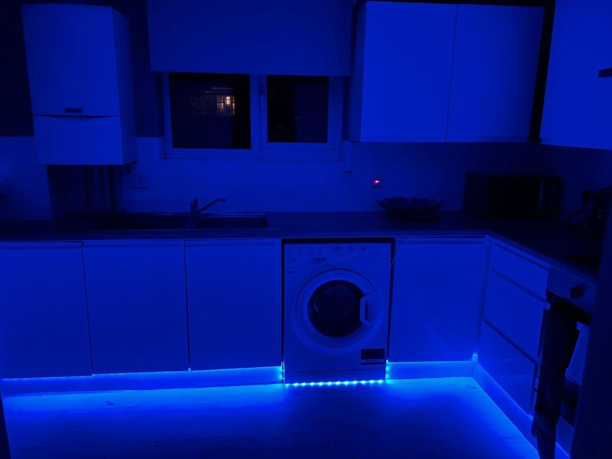 Lovely, Two Bedroom Central Location Londres