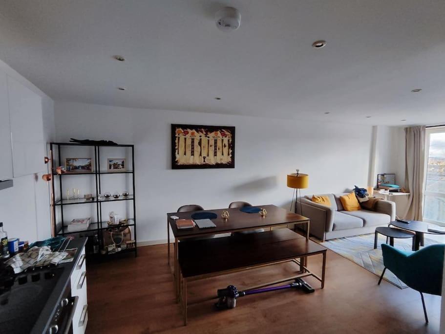 Cosy And Spacious In Forest Hill