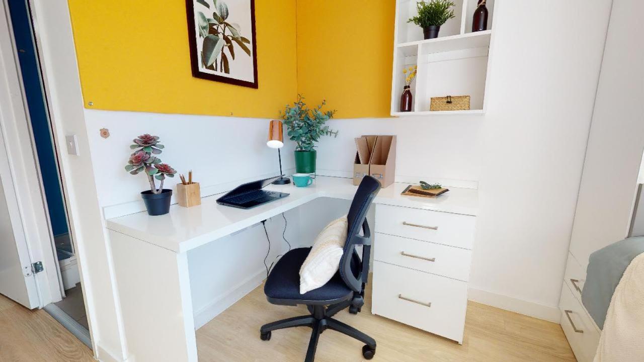 For Students Only Private Bedrooms With Shared Kitchen And At Iq Haywood House In Appartement Londres