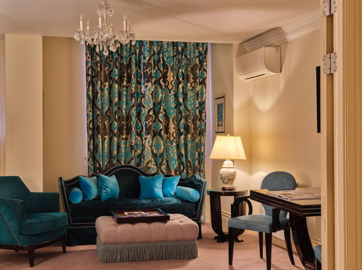 The By The Sloane Club * Londen