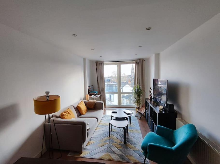 Cosy And Spacious In Forest Hill *