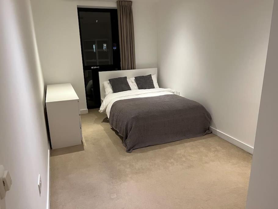 Modern 2 Bed - Olympic Park Stratford Apartment London