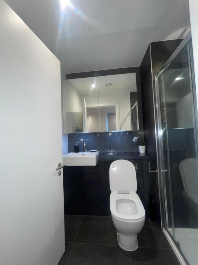 Immaculate 2bed In London- Views Apartment London