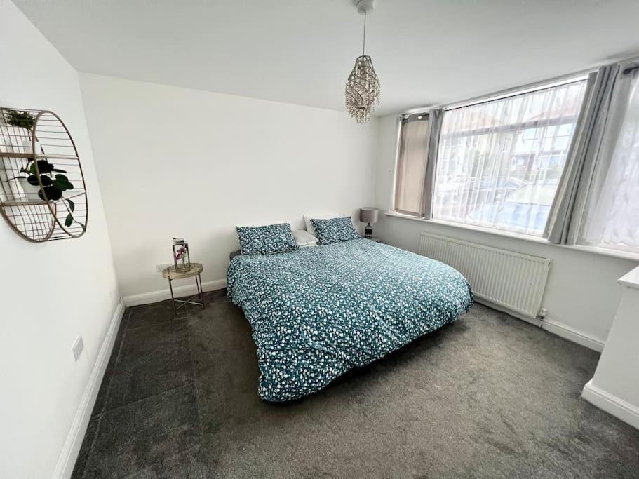 Casa de férias Modern 2 Bed Close To Mall With Parking & Garden Londres