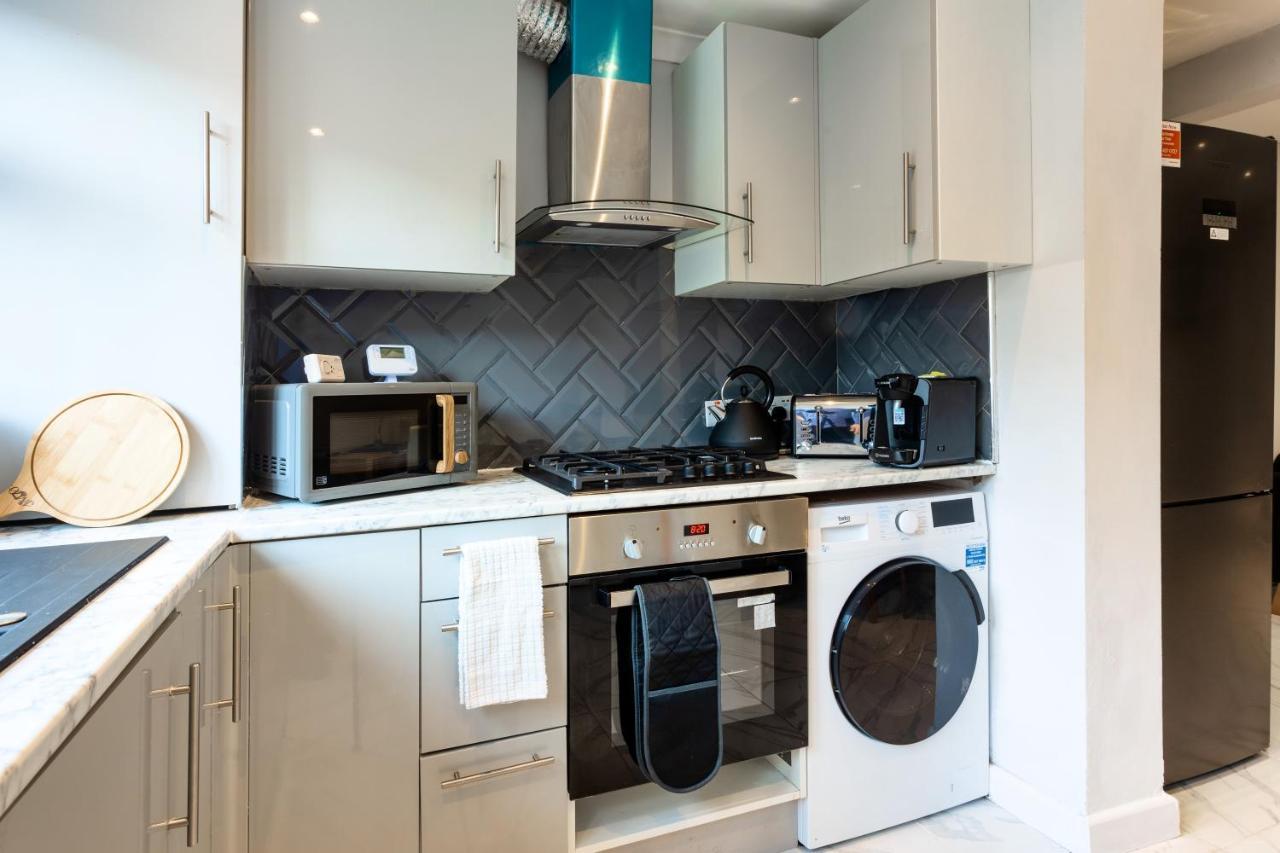 Amazing 3 Bedroom, 2 Bathroom, Ground Floor Flat With Garden, Near Train Station And Bus Stop Pousada