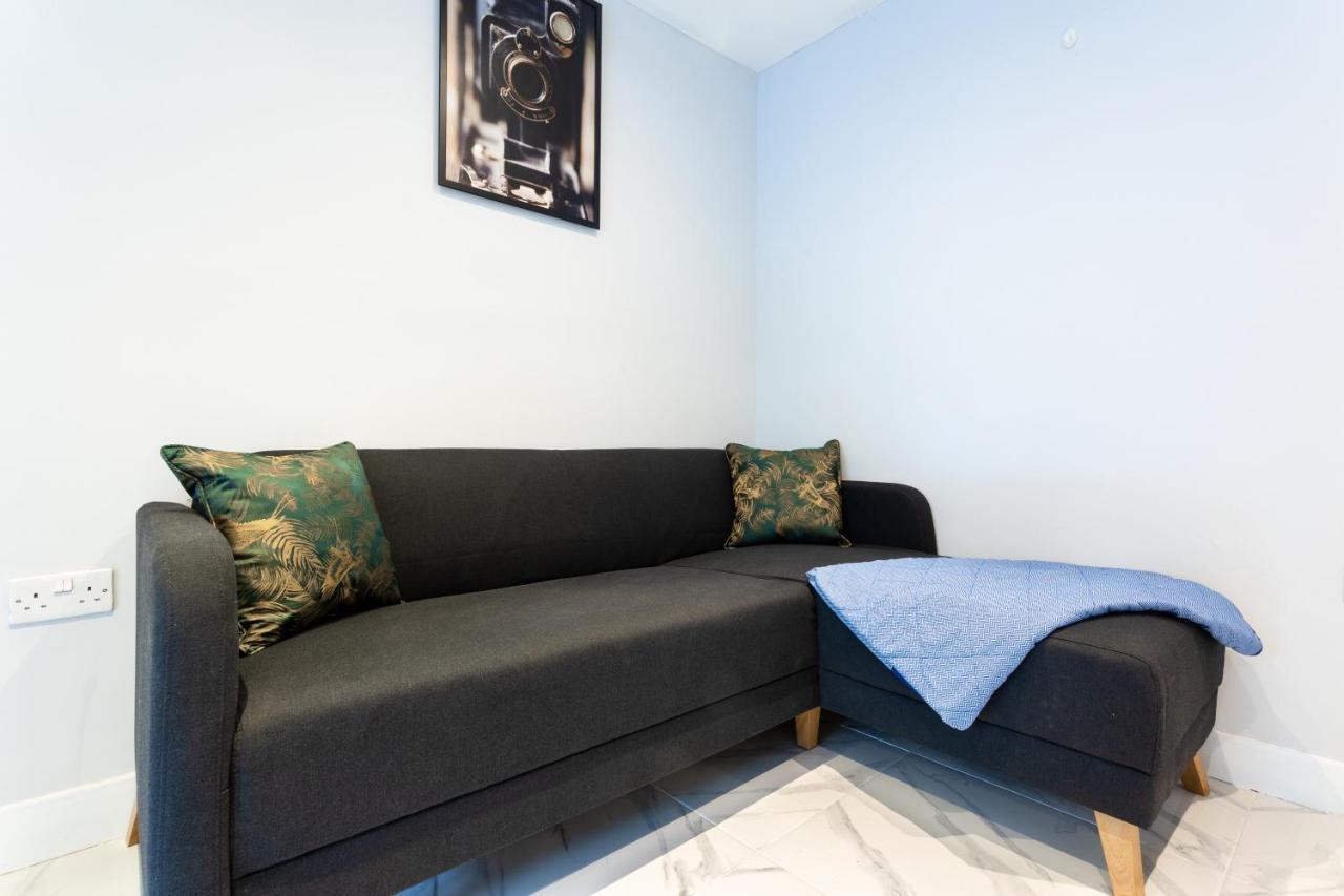 Amazing 3 Bedroom, 2 Bathroom, Ground Floor Flat With Garden, Near Train Station And Bus Stop Pousada