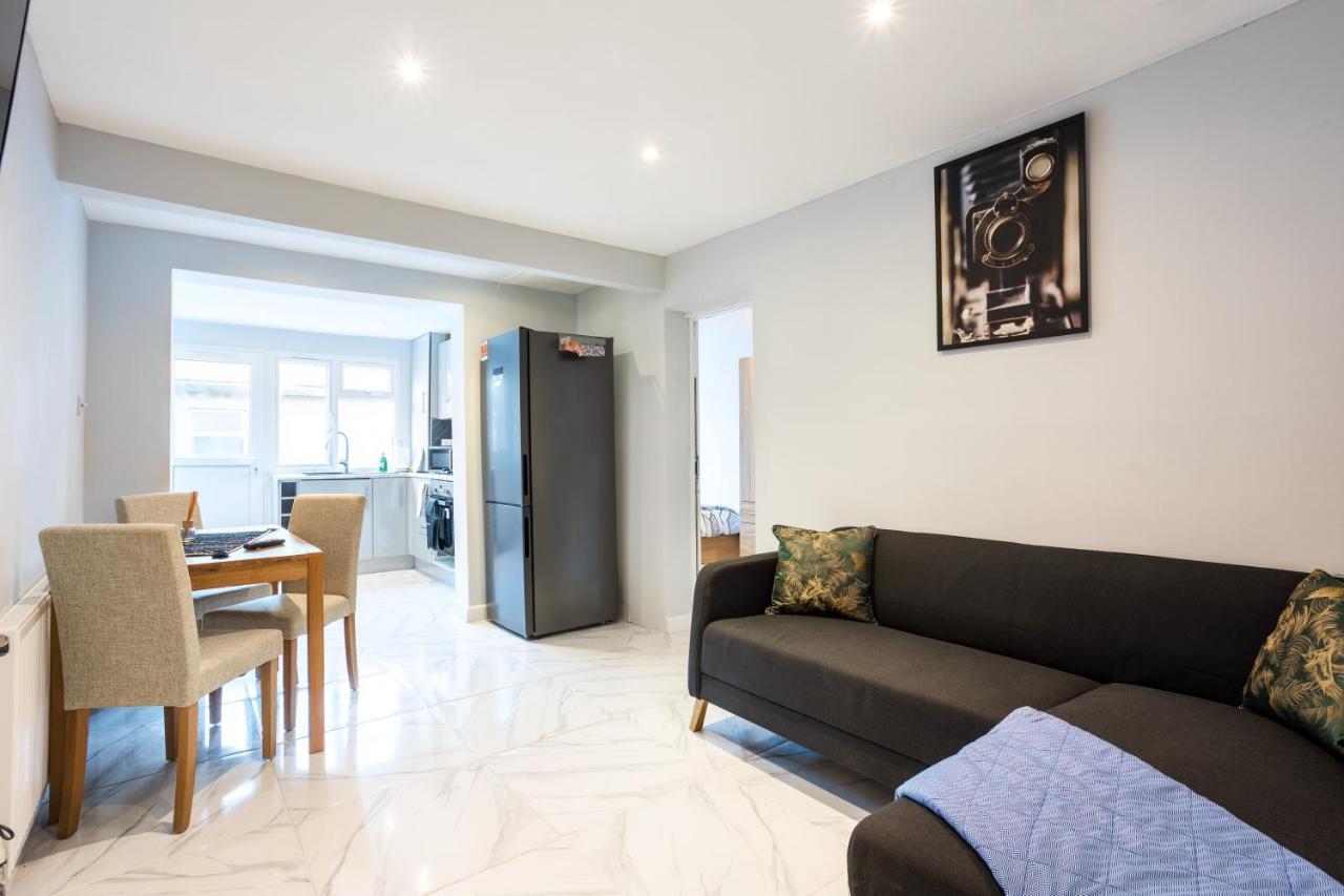 Pousada Amazing 3 Bedroom, 2 Bathroom, Ground Floor Flat With Garden, Near Train Station And Bus Stop