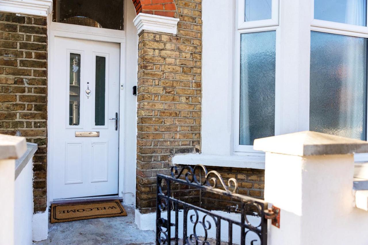 Amazing 3 Bedroom, 2 Bathroom, Ground Floor Flat With Garden, Near Train Station And Bus Stop Pousada
