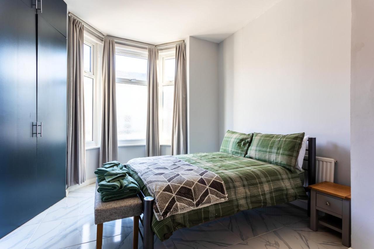 Amazing 3 Bedroom, 2 Bathroom, Ground Floor Flat With Garden, Near Train Station And Bus Stop Pousada