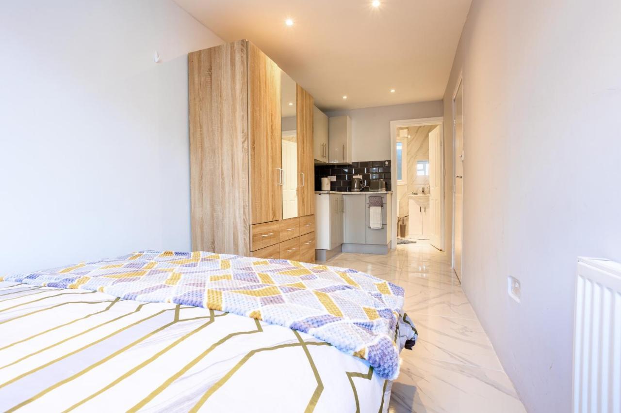 Pousada Amazing 3 Bedroom, 2 Bathroom, Ground Floor Flat With Garden, Near Train Station And Bus Stop Londres