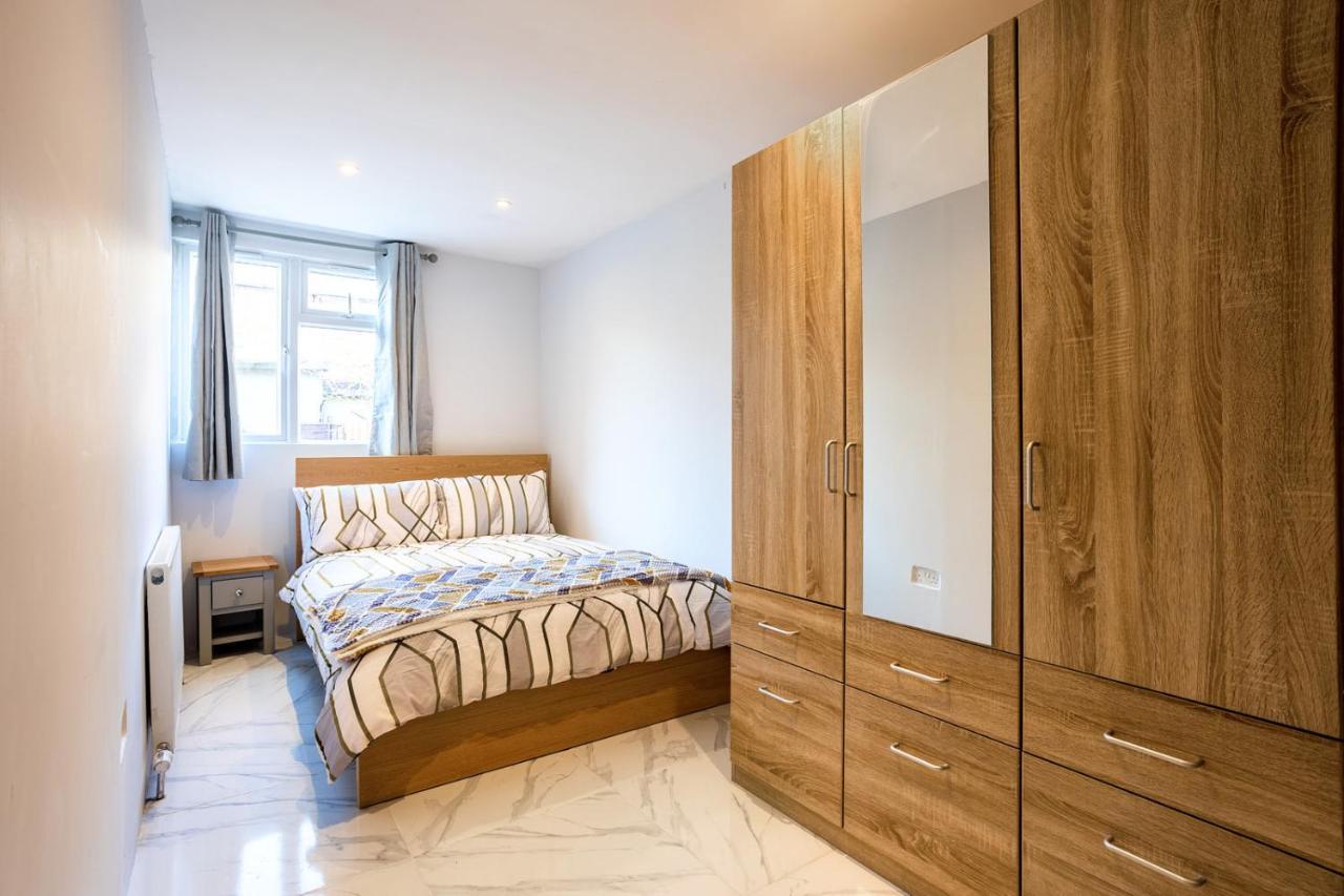 Amazing 3 Bedroom, 2 Bathroom, Ground Floor Flat With Garden, Near Train Station And Bus Stop Pousada *