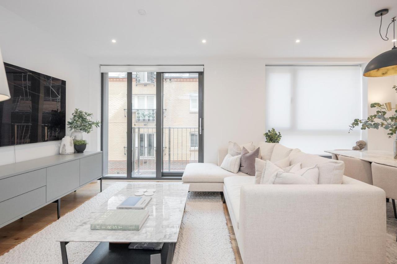Luxury Mayfair Townhouse With A/c 3br 3ba Holiday home