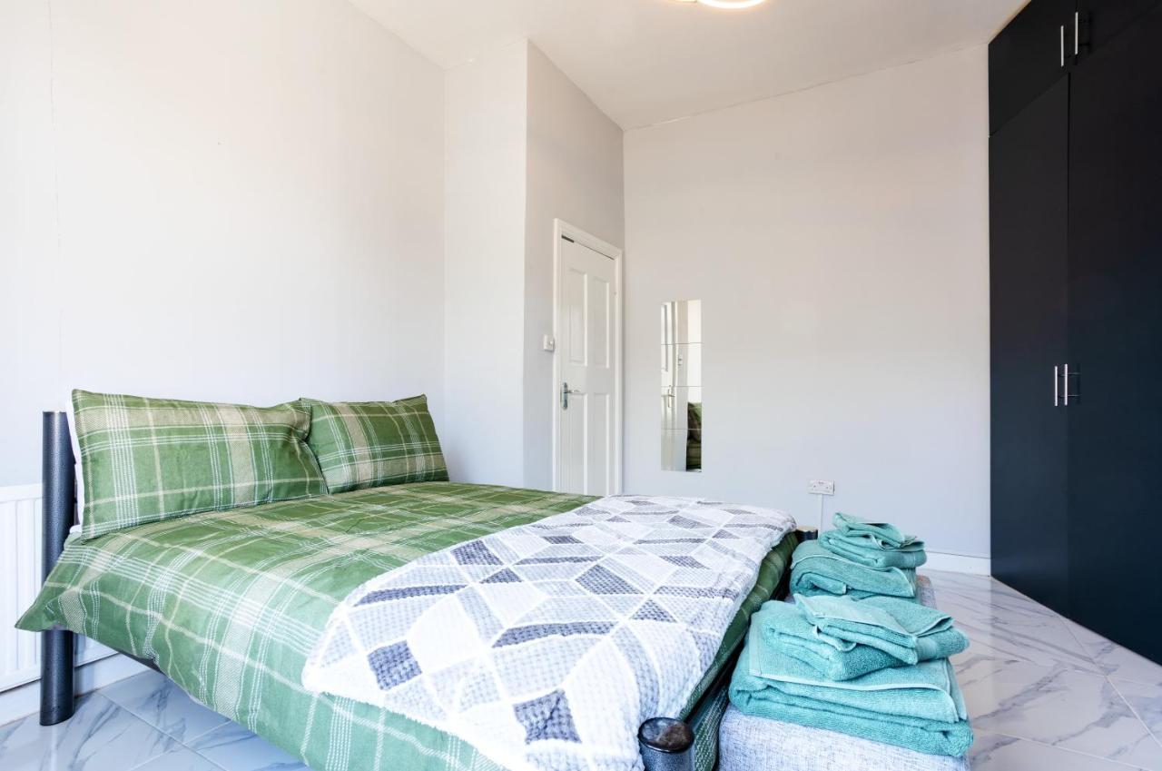 Amazing 3 Bedroom, 2 Bathroom, Ground Floor Flat With Garden, Near Train Station And Bus Stop Pousada