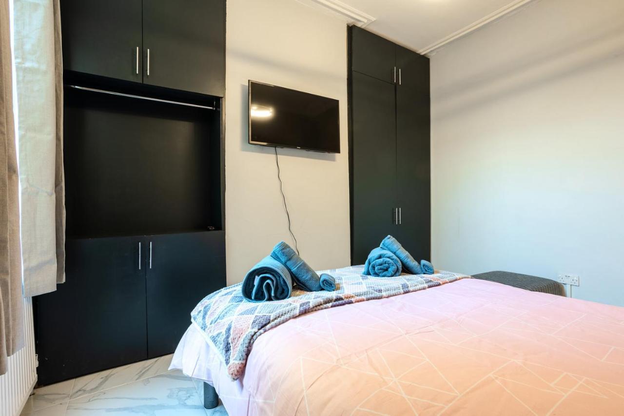 Amazing 3 Bedroom, 2 Bathroom, Ground Floor Flat With Garden, Near Train Station And Bus Stop Pousada *