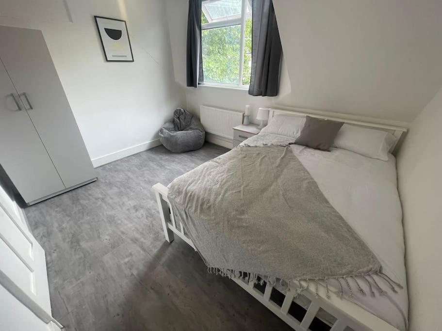Lovable 2 Bedroom Flat On Tower Bridge London