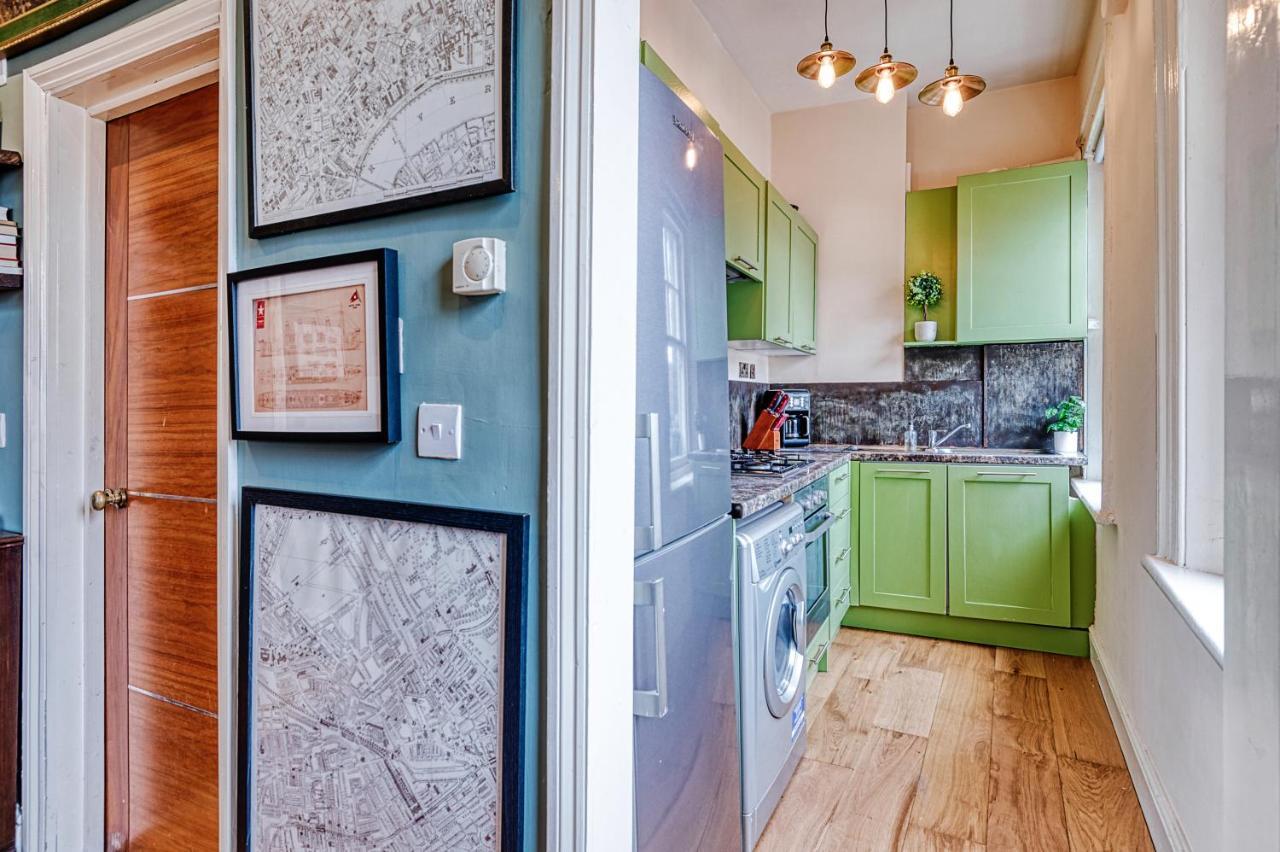 Sunny Corner In Center Of Apartment London