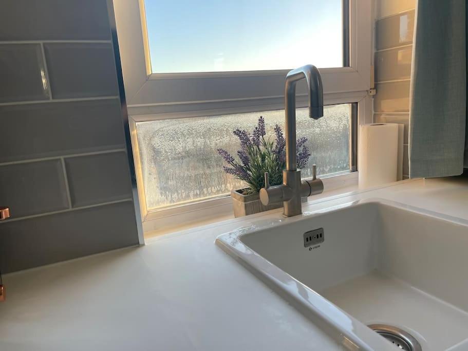 Stylish Flat Next To Tower Of And Skd Marina * Londres