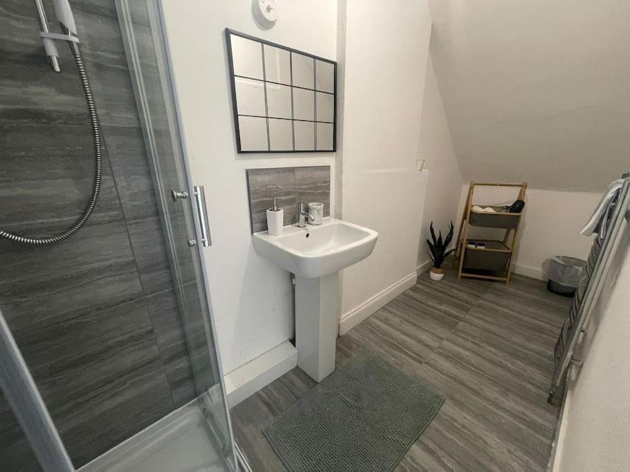 Lovable 2 Bedroom Flat On Tower Bridge