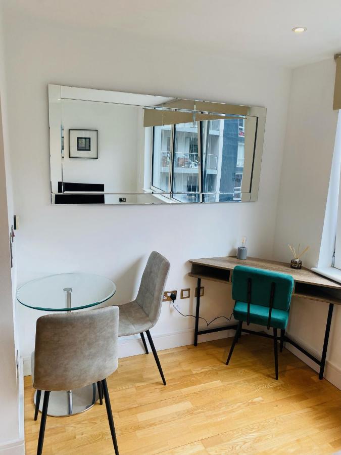 Apartment Studio Canary Wharf, *