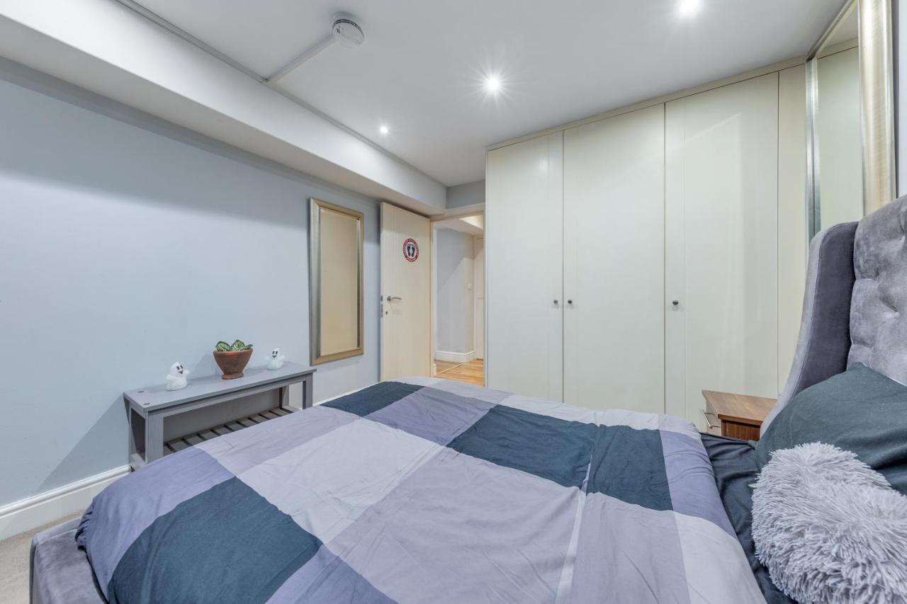 Elegant And Chic 2-bedroom Basement In Paddington Apartment