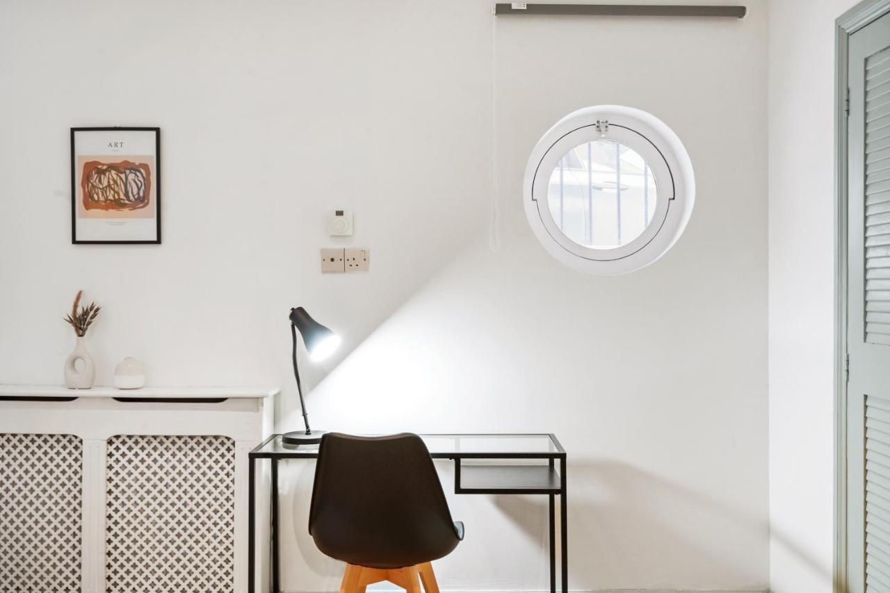 2 Single Or 1 King Bed In Notting Hill,