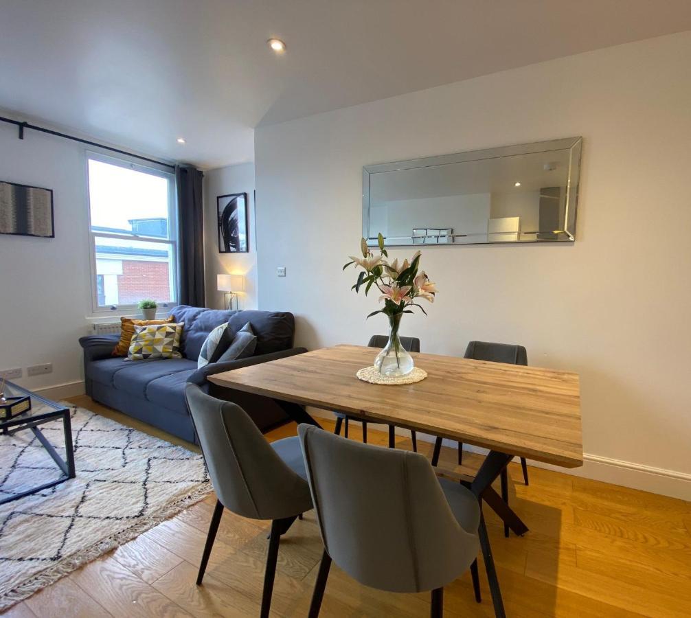 New Stylish Fulham - 2 Bed * Londen