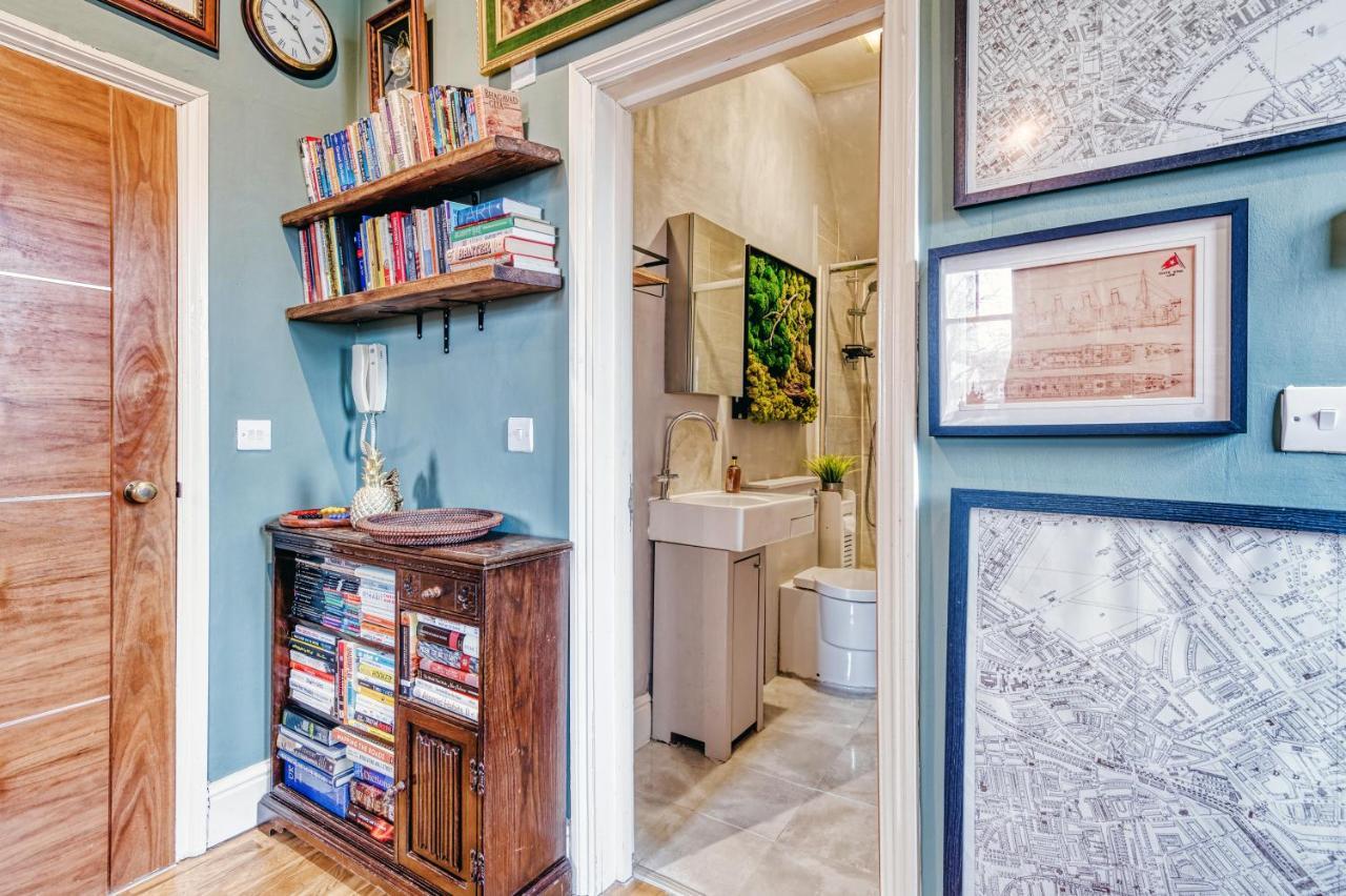 Sunny Corner In Center Of Apartment *