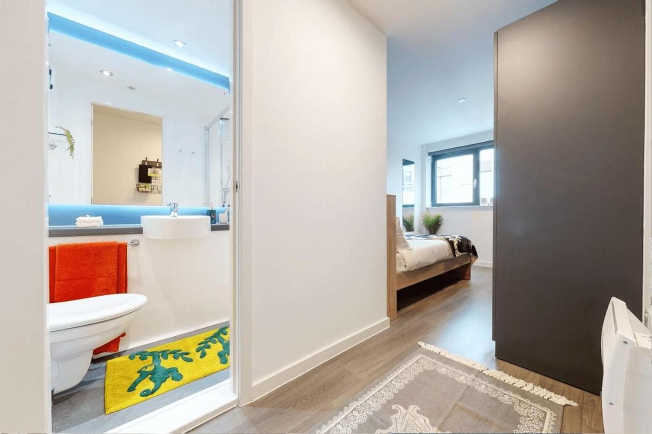 Private Bedrooms With Shared Kitchen, And At Canvas Wembley In Londen