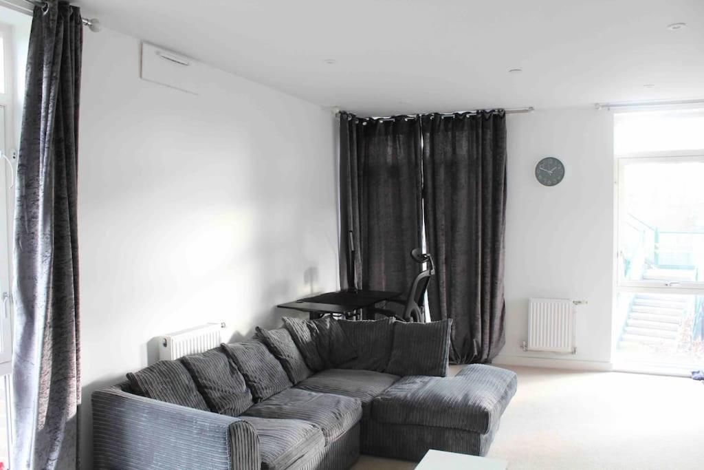 Apartment Lovely One Bedroom With Balcony *