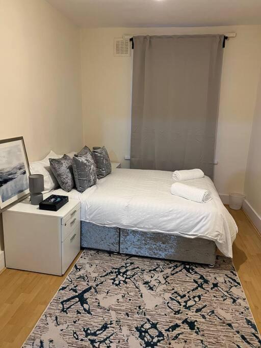 003- Lovely 1-bedroom Very Close To *