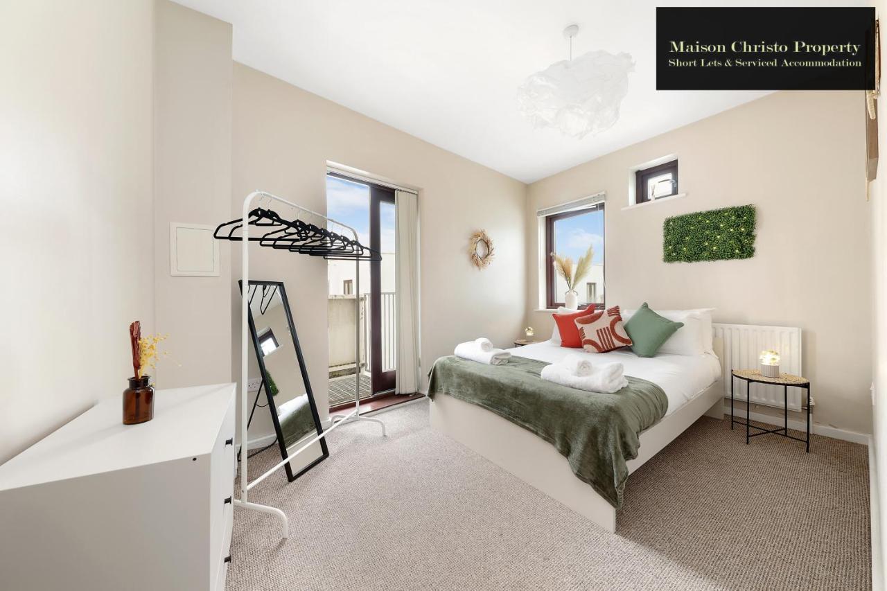 Eden 2bedroom Sleeps 6 In With Wifi & Leisure By Maison Christo Short Lets & Serviced London