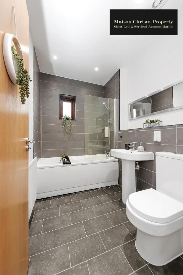 Eden 2bedroom Sleeps 6 In With Wifi & Leisure By Maison Christo Short Lets & Serviced Apartment