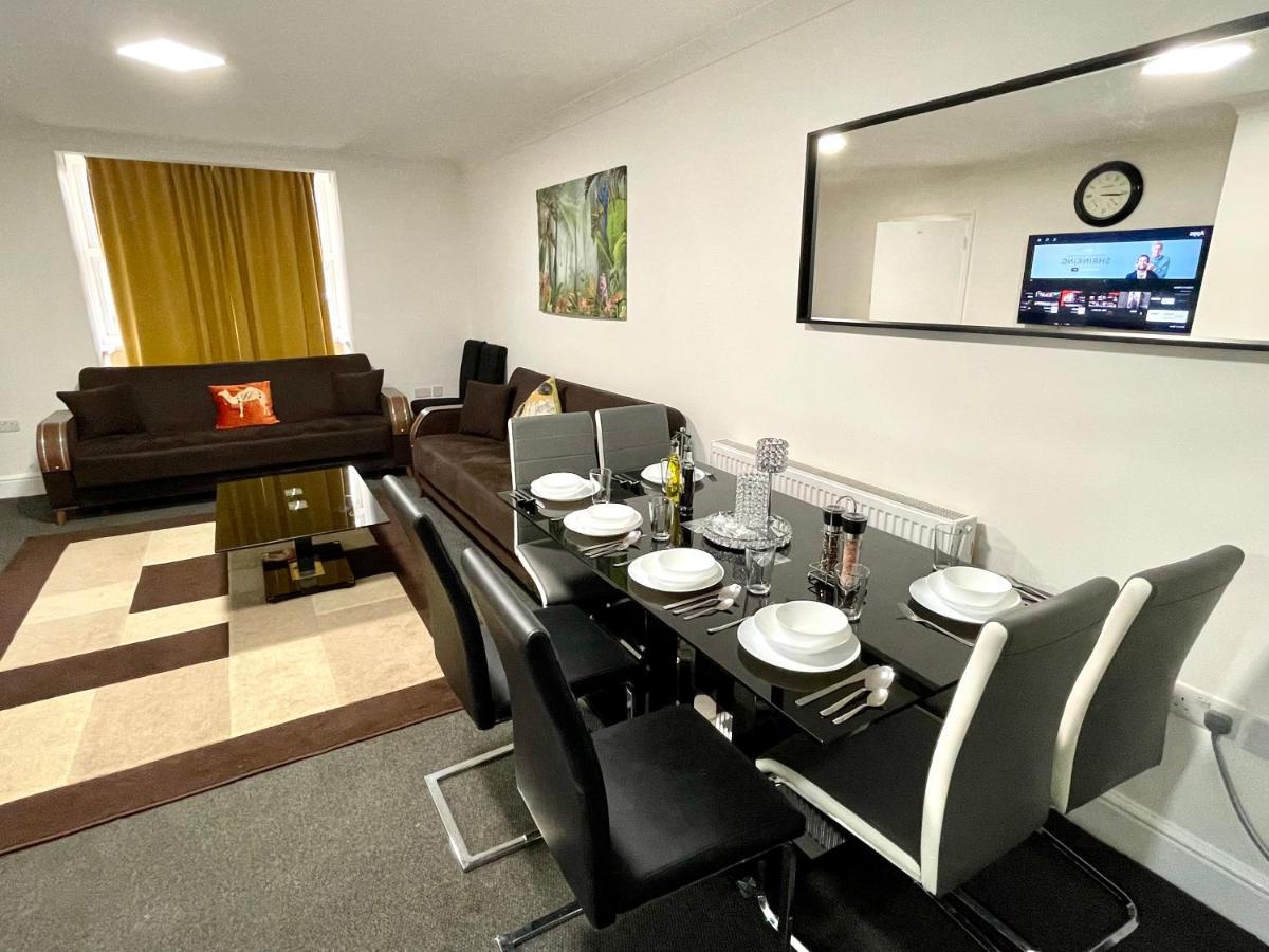 4 Bedrooms, 3 Bathrooms , Reception, Kitchen, Garden, Fullhouse Ferienhaus