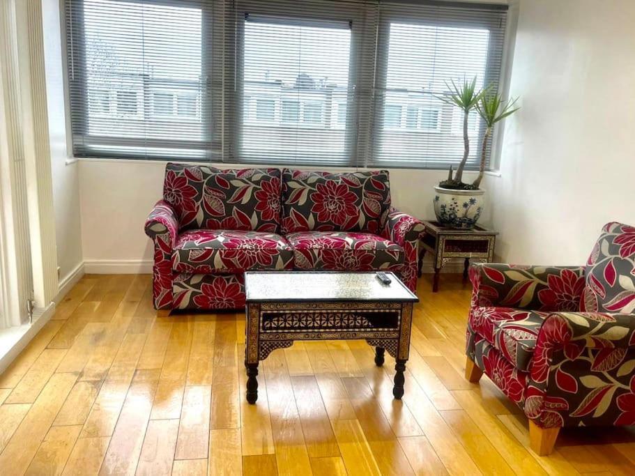 Newly Renovated 2 Bedroom Apartamento Londres