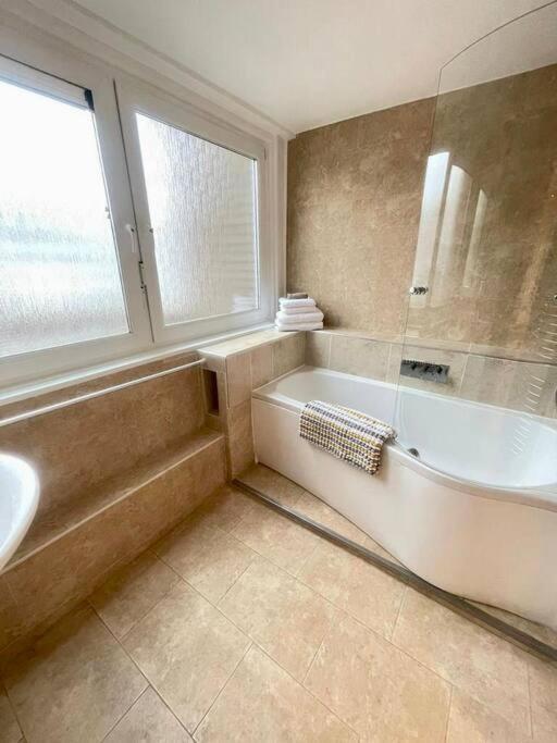 Newly Renovated 2 Bedroom *