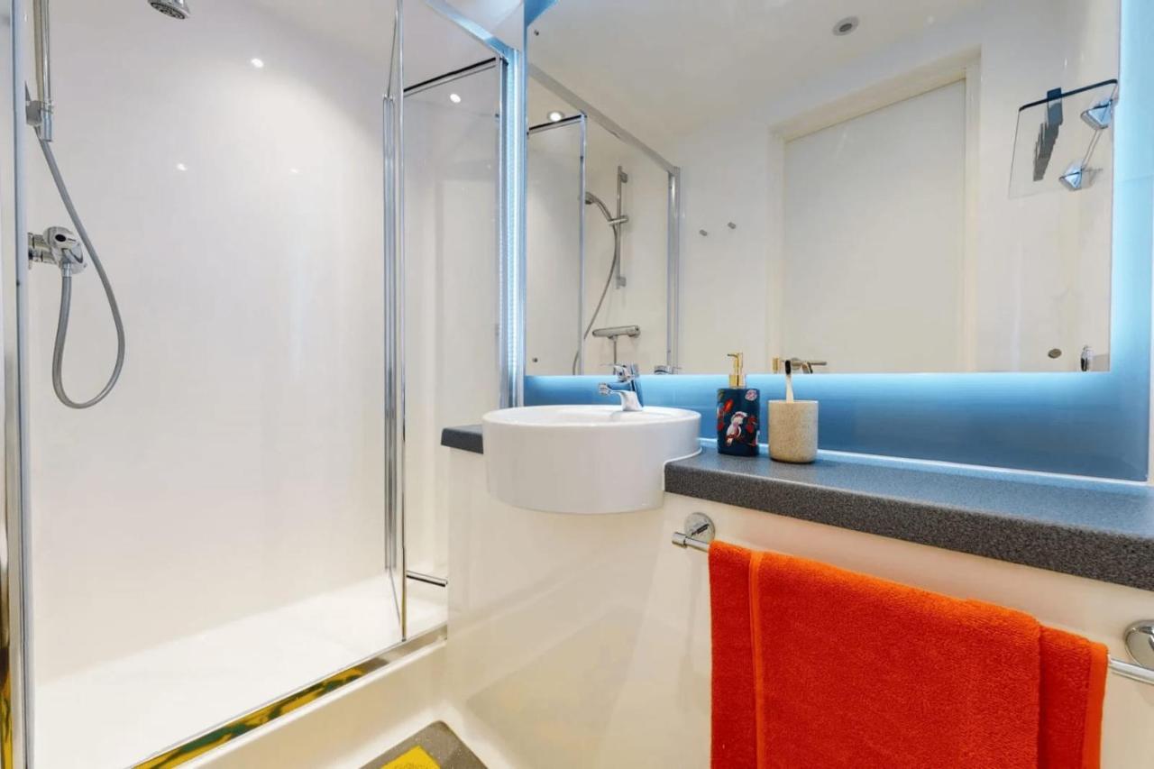 Private Bedrooms With Shared Kitchen, And At Canvas Wembley In Londen