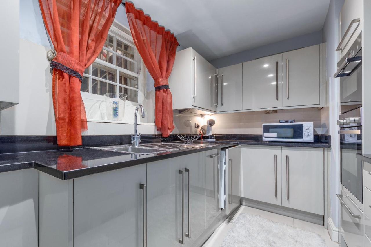 Elegant And Chic 2-bedroom Basement In Paddington Apartment London
