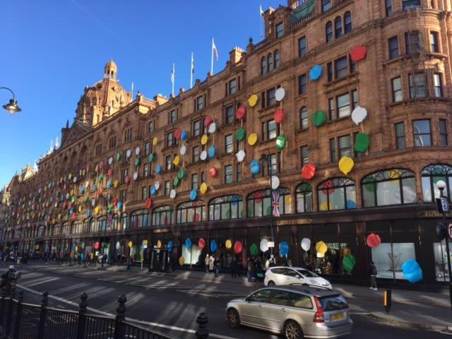In Knightsbridge Overlooking Harrods Londres