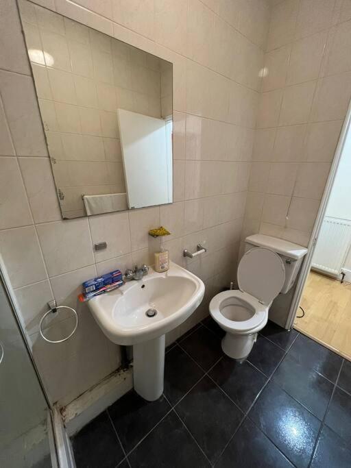 003- Lovely 1-bedroom Very Close To *