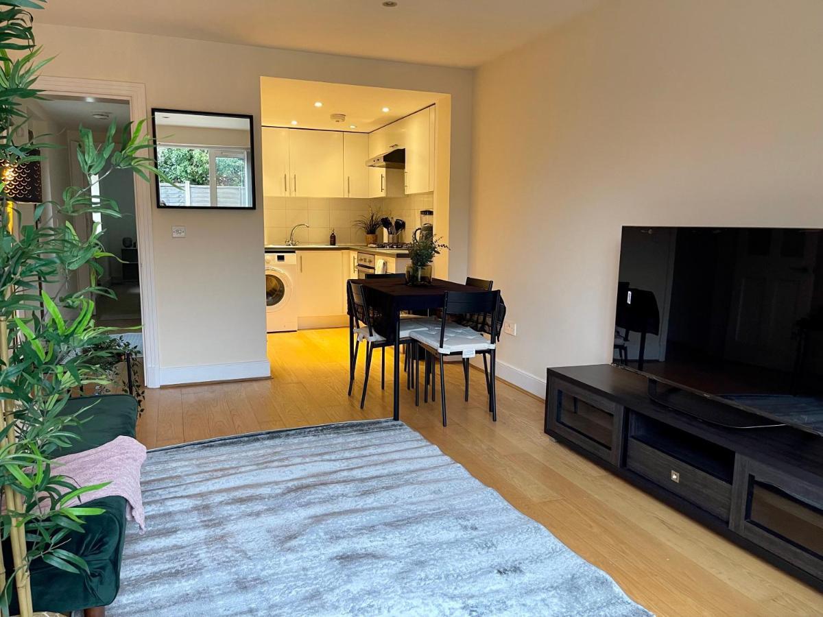 Mapesbury Dell Apartment London