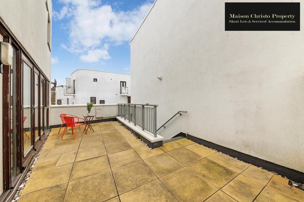Eden 2bedroom Sleeps 6 In With Wifi & Leisure By Maison Christo Short Lets & Serviced Apartment London
