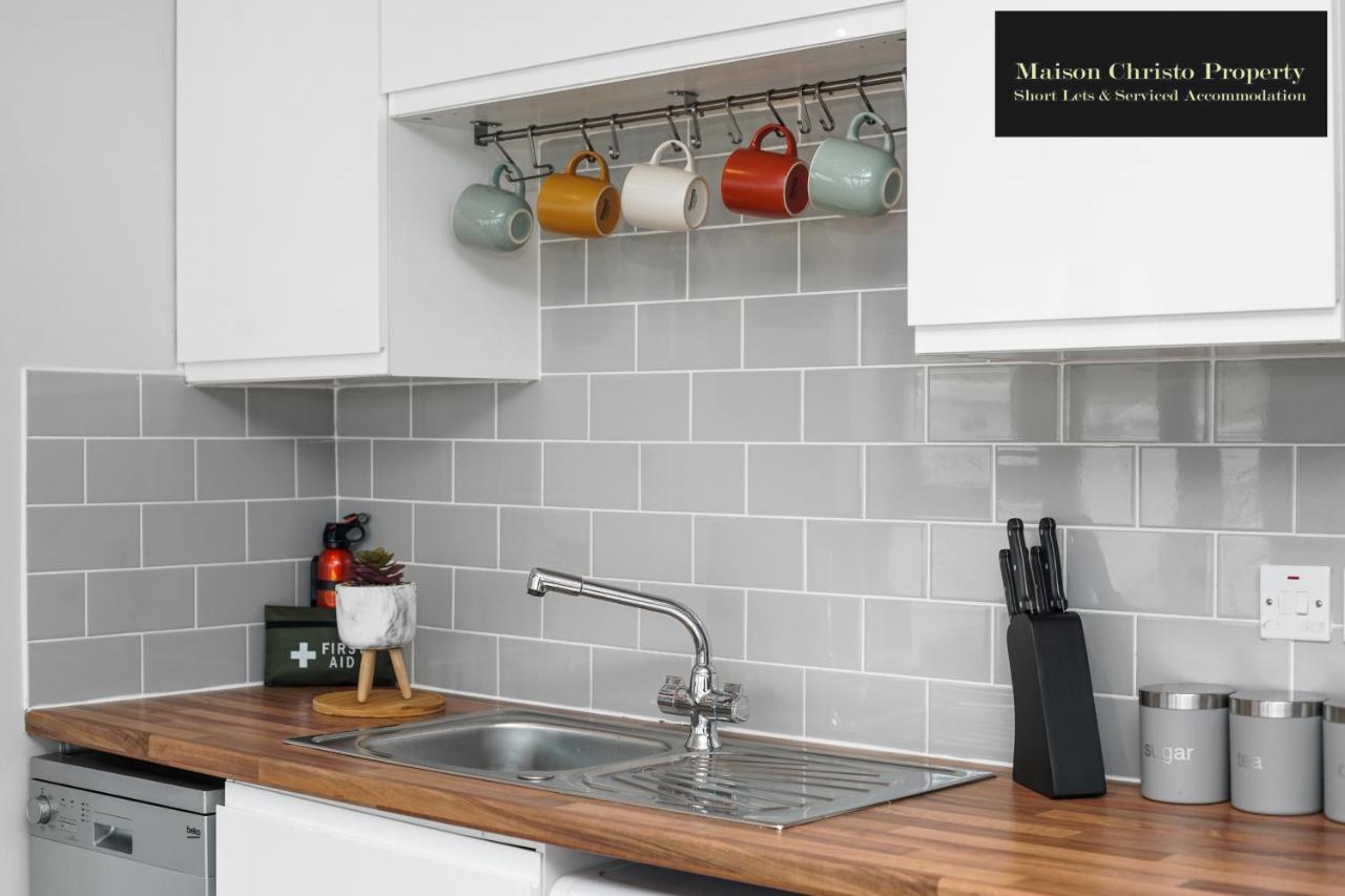Eden 2bedroom Sleeps 6 In With Wifi & Leisure By Maison Christo Short Lets & Serviced Apartment