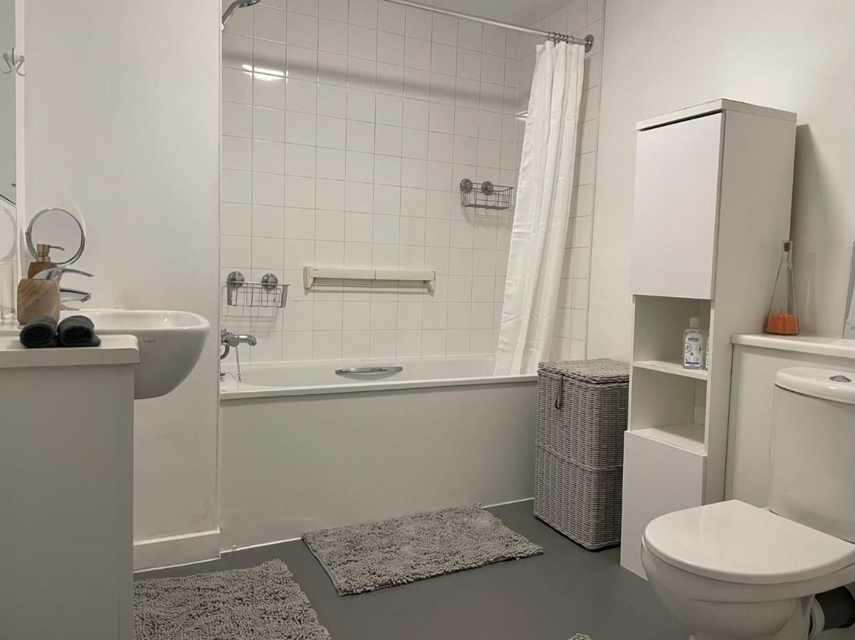 Spacious Flat In Manor House, Apartamento *