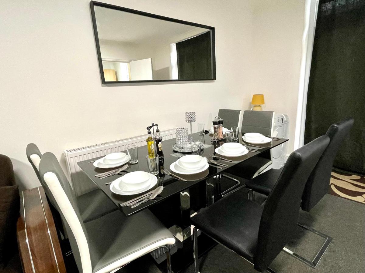 4 Bedrooms, 3 Bathrooms , Reception, Kitchen, Garden, Fullhouse *