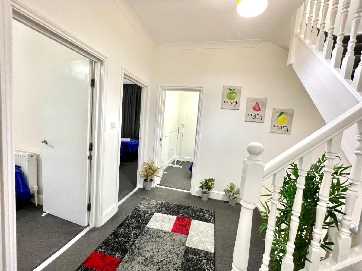 4 Bedrooms, 3 Bathrooms , Reception, Kitchen, Garden, Fullhouse Ferienhaus London