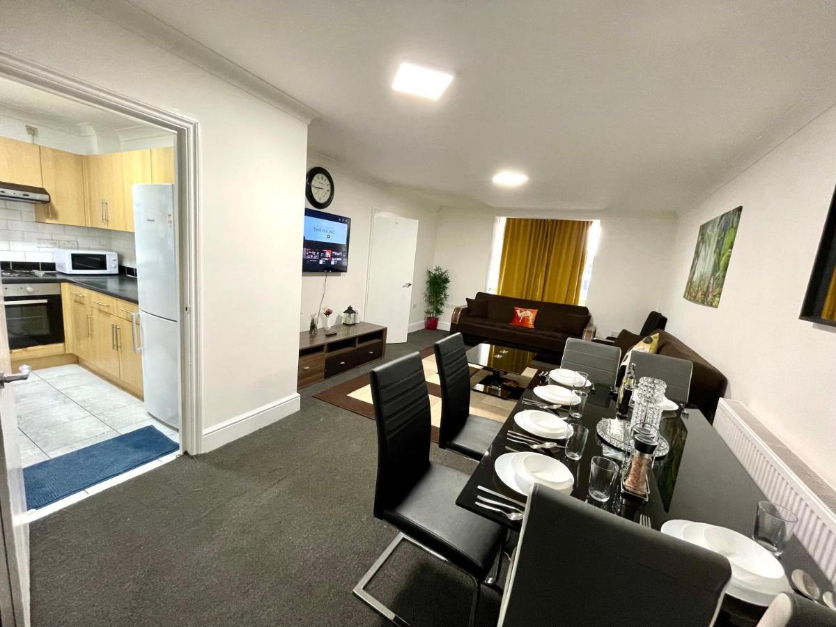 4 Bedrooms, 3 Bathrooms , Reception, Kitchen, Garden, Fullhouse